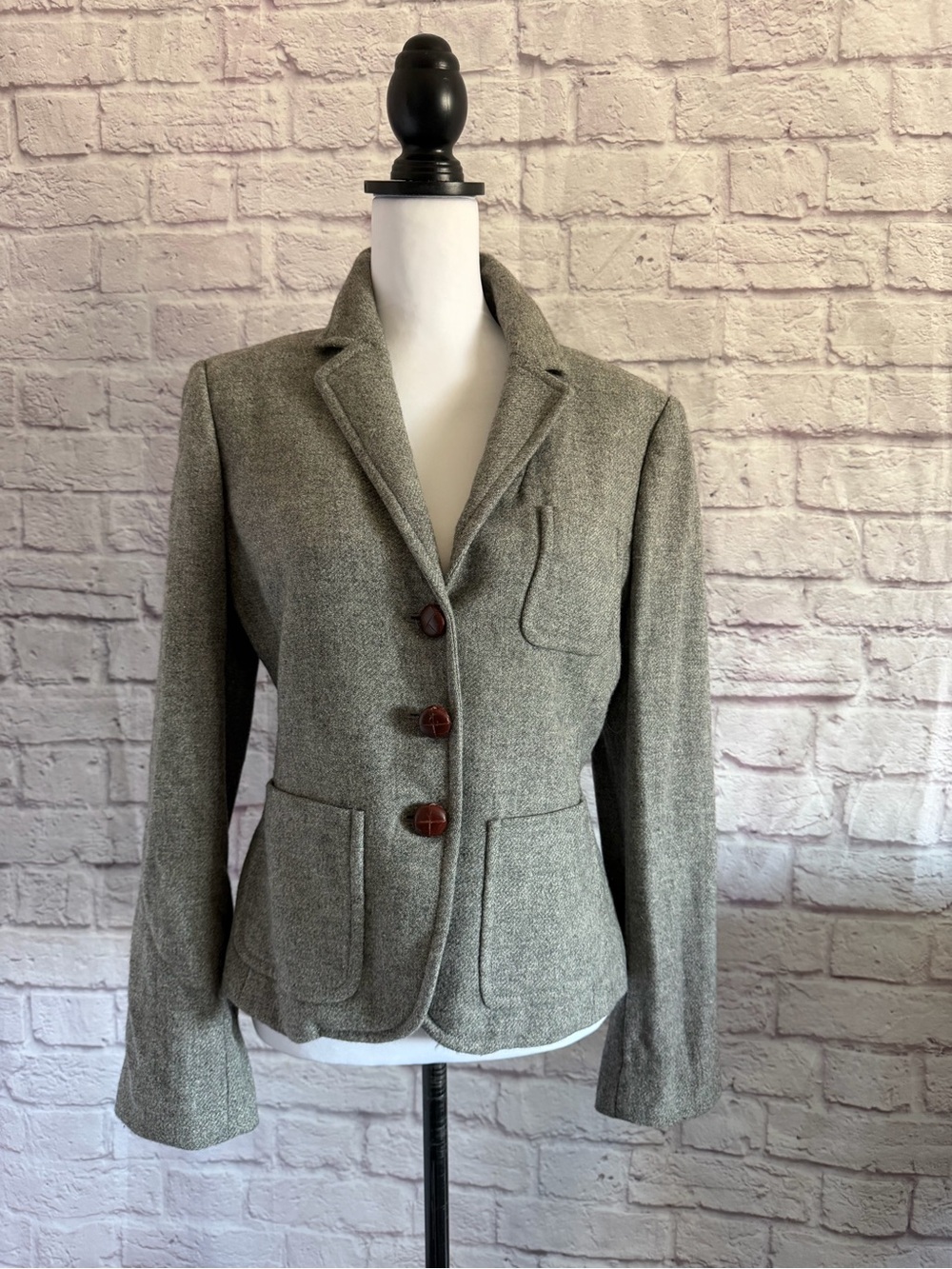 J.Crew blazer 100%wool features a three-button front and distinct patch pockets - Picture 2 of 12